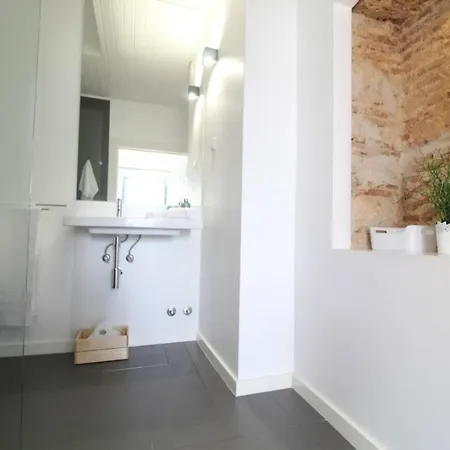 Vakantiehuis Lovely Bedroom With Patio In Lissabon