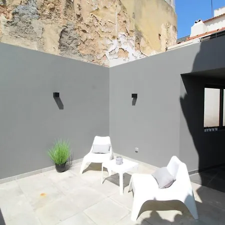 Lovely Bedroom With Patio In Сasa de vacaciones Lisboa