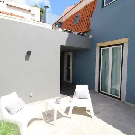 Lovely Bedroom With Patio In Сasa de vacaciones Lisboa